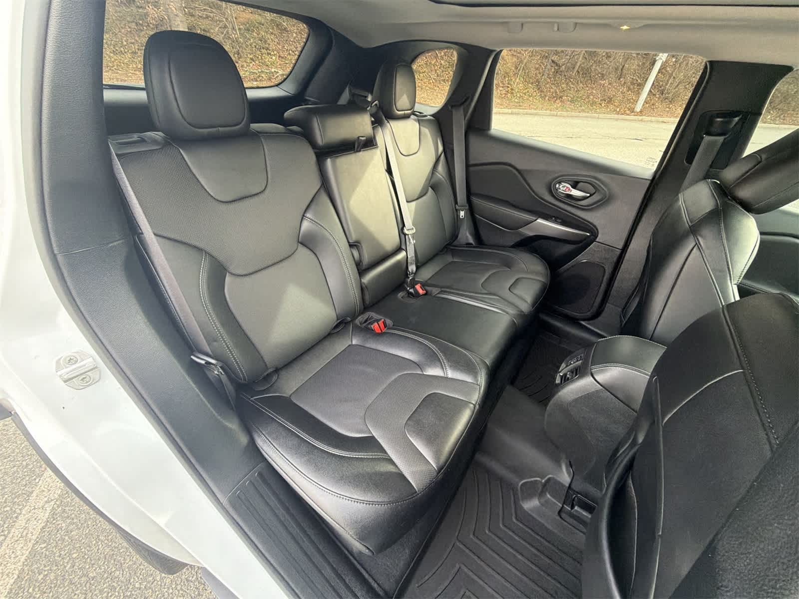 Thumbnail: 2022 Jeep Cherokee - 21