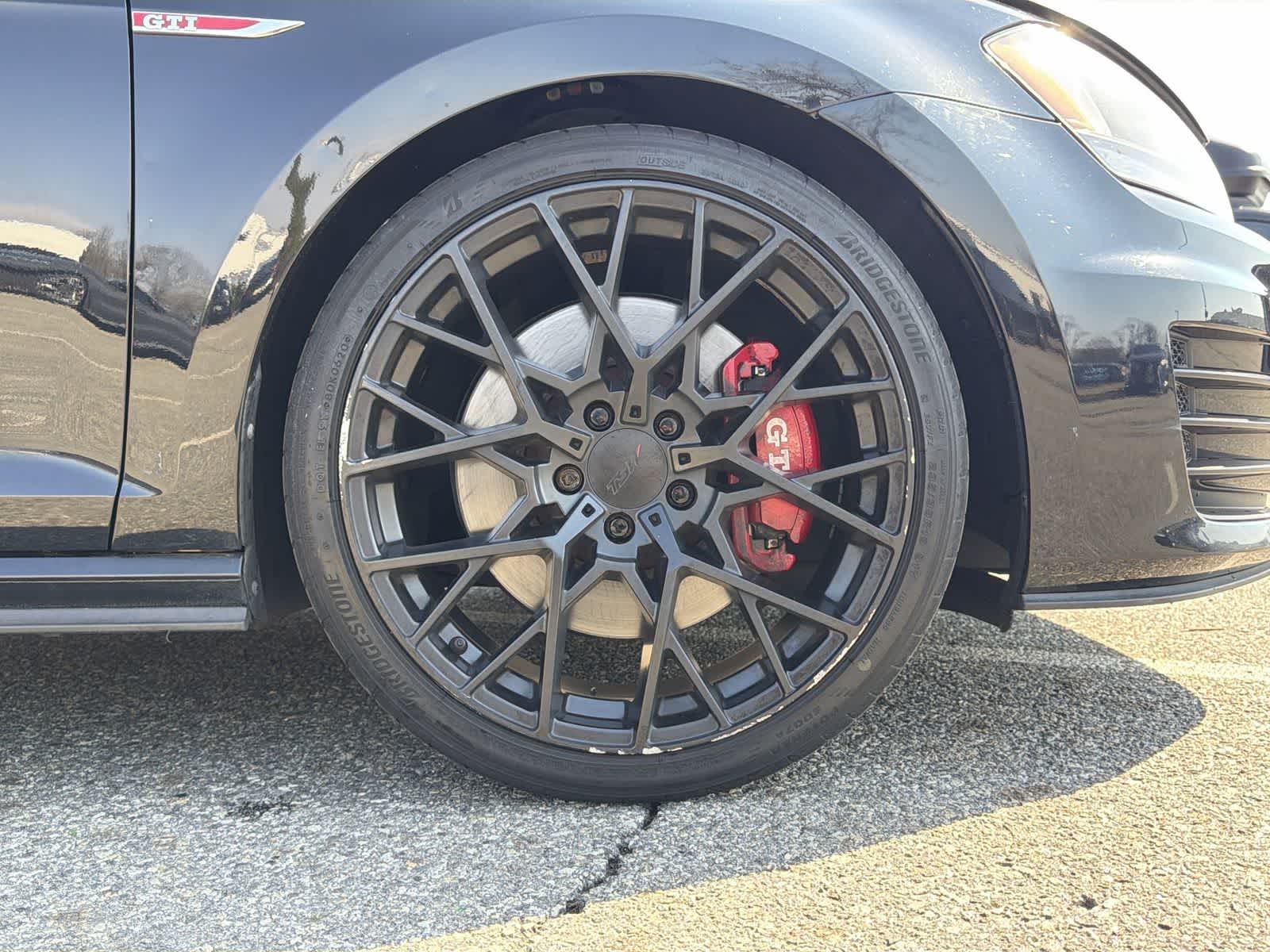 Thumbnail: 2017 Volkswagen Golf - 16