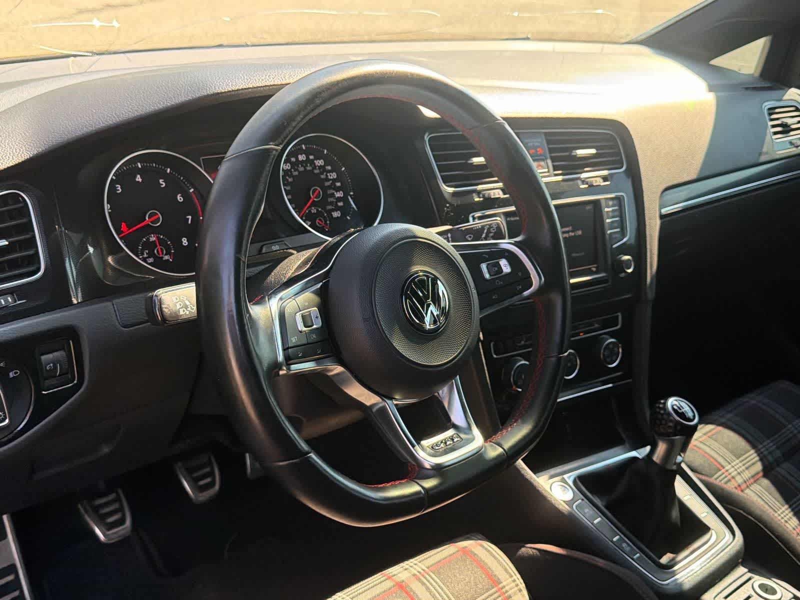 Thumbnail: 2017 Volkswagen Golf - 23