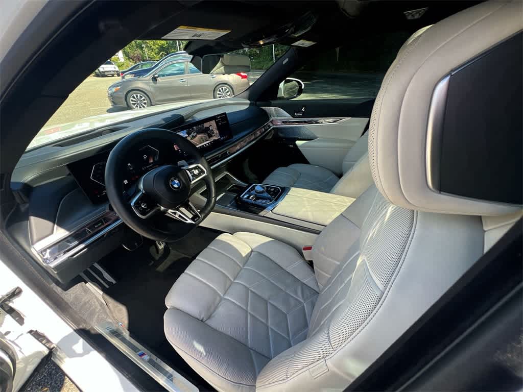Thumbnail: 2023 BMW 7 Series - 10