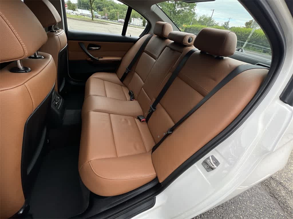 Thumbnail: 2011 BMW 3 Series - 21