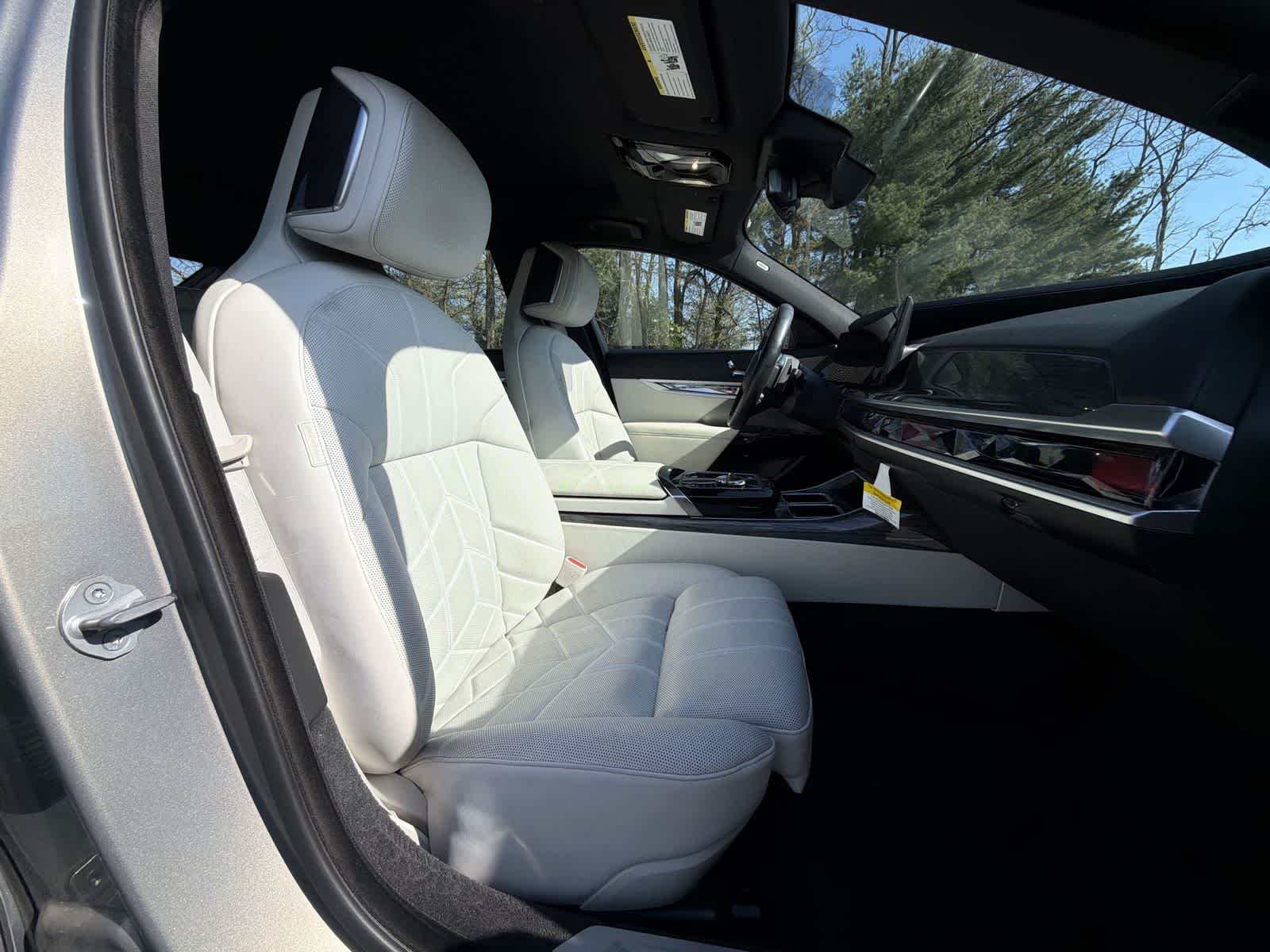 Thumbnail: 2023 BMW 7 Series - 22