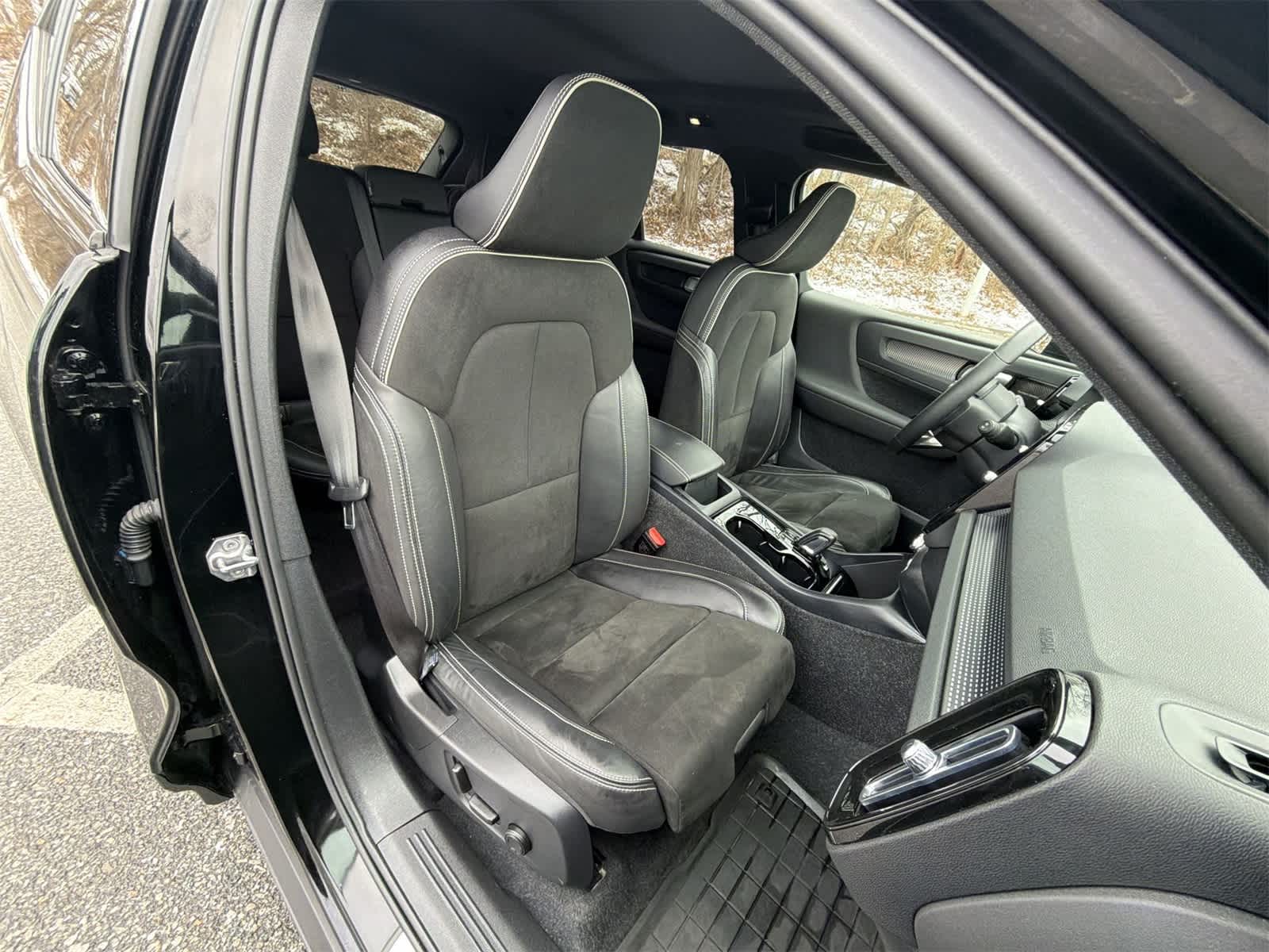 Thumbnail: 2022 Volvo XC40 - 22