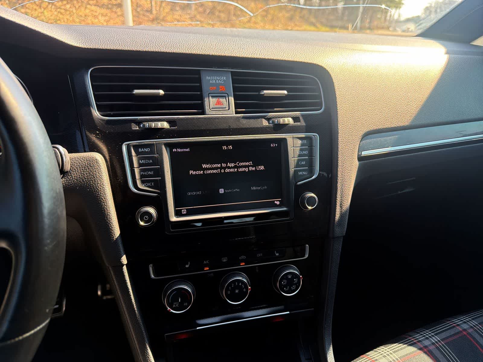 Thumbnail: 2017 Volkswagen Golf - 24