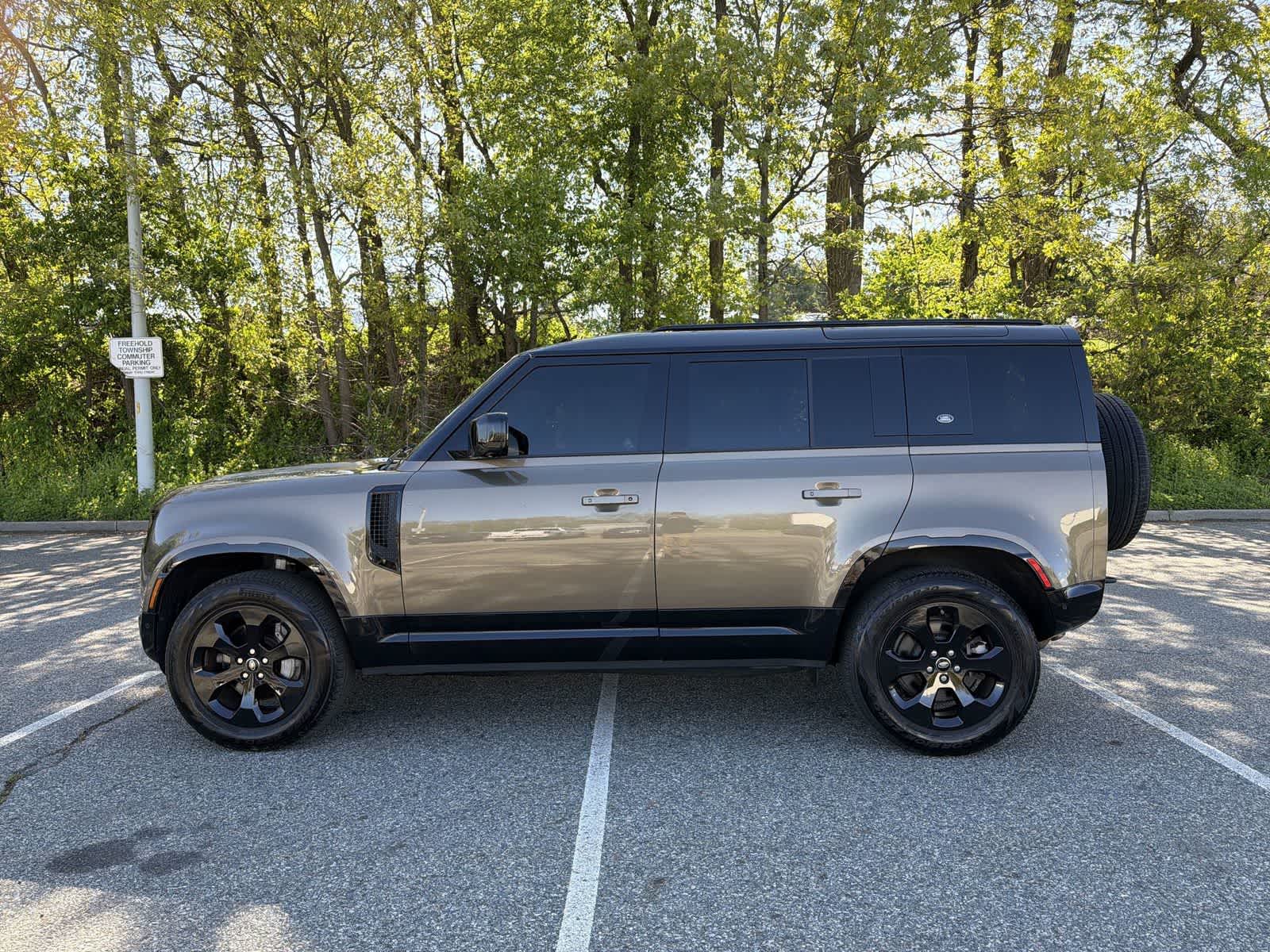 Thumbnail: 2022 Land Rover Defender - 10