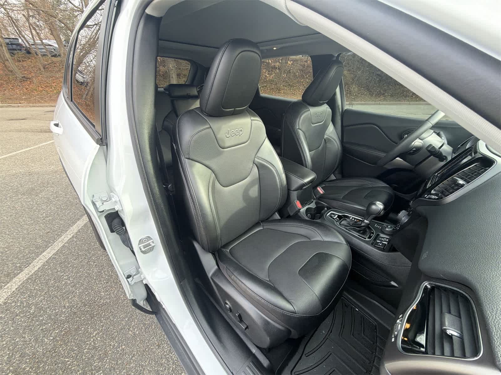 Thumbnail: 2022 Jeep Cherokee - 22