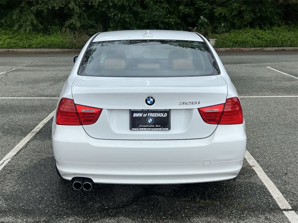 Thumbnail: 2011 BMW 3 Series - 13
