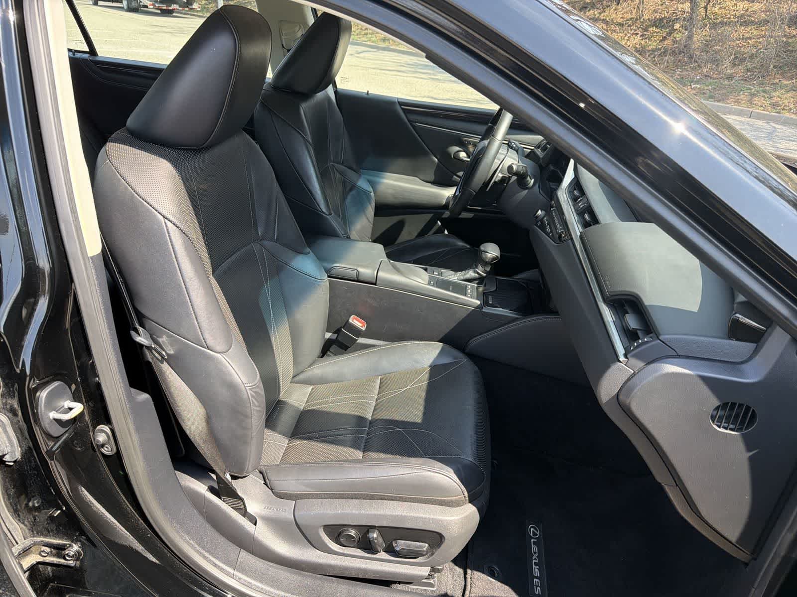 Thumbnail: 2020 Lexus ES - 22