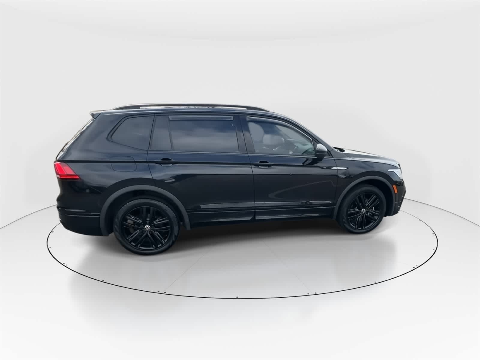 2022 Volkswagen Tiguan SE R-Line Black photo 2