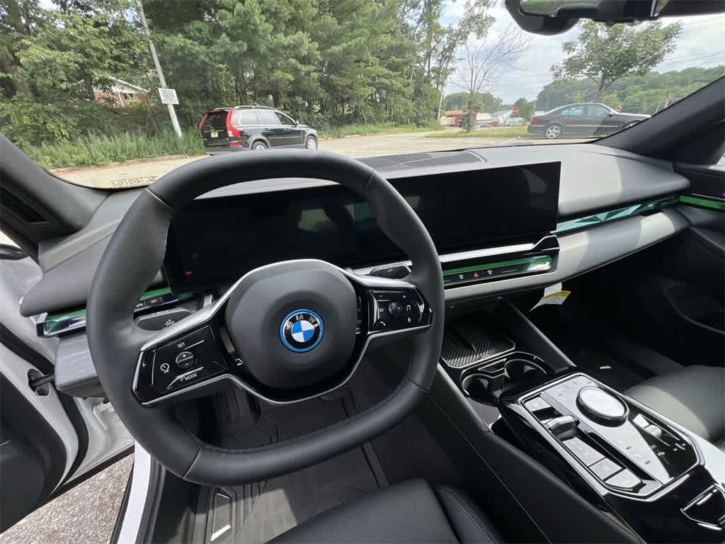 Thumbnail: 2025 BMW i5 - 18