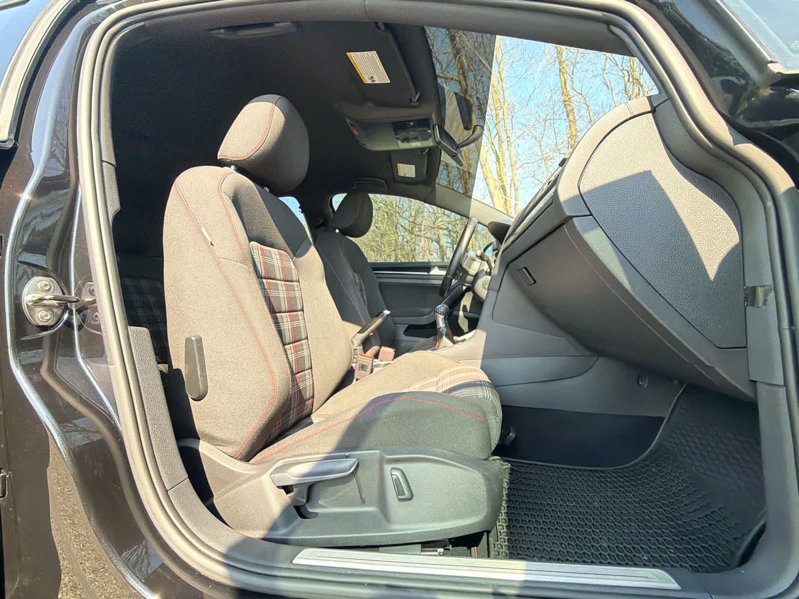 Thumbnail: 2017 Volkswagen Golf - 22