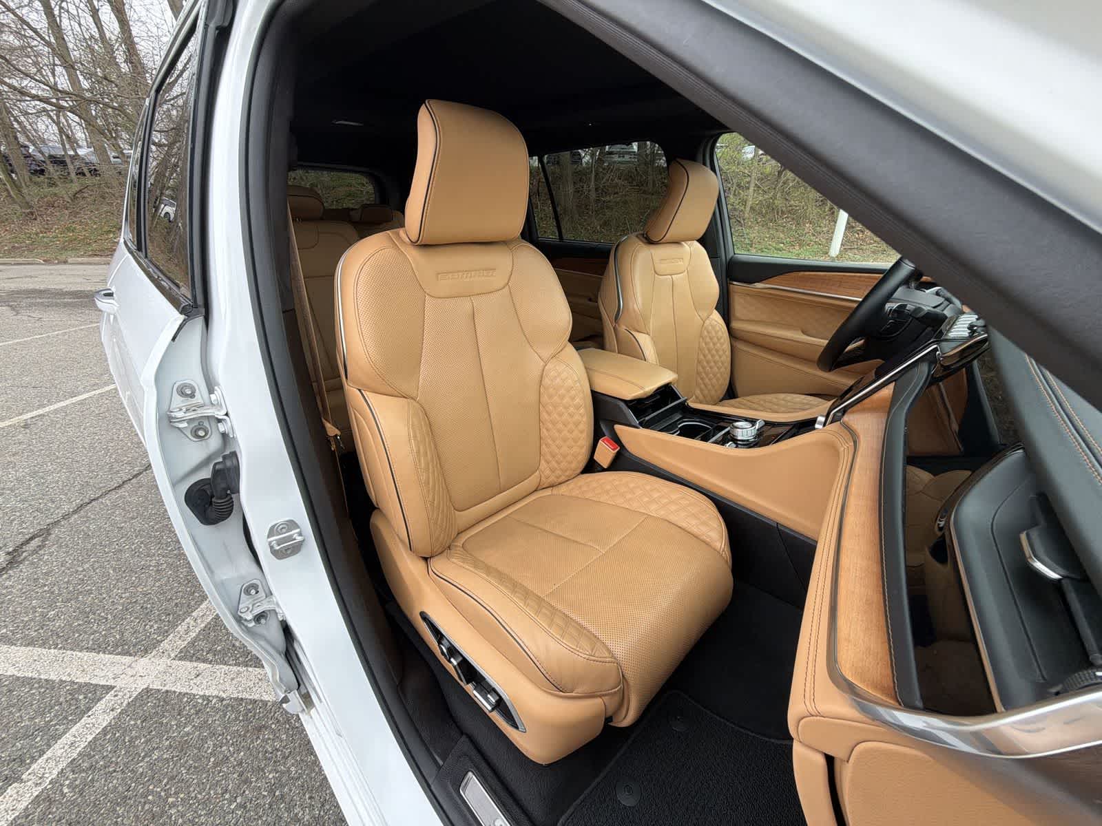 Thumbnail: 2022 Jeep Grand Cherokee - 22