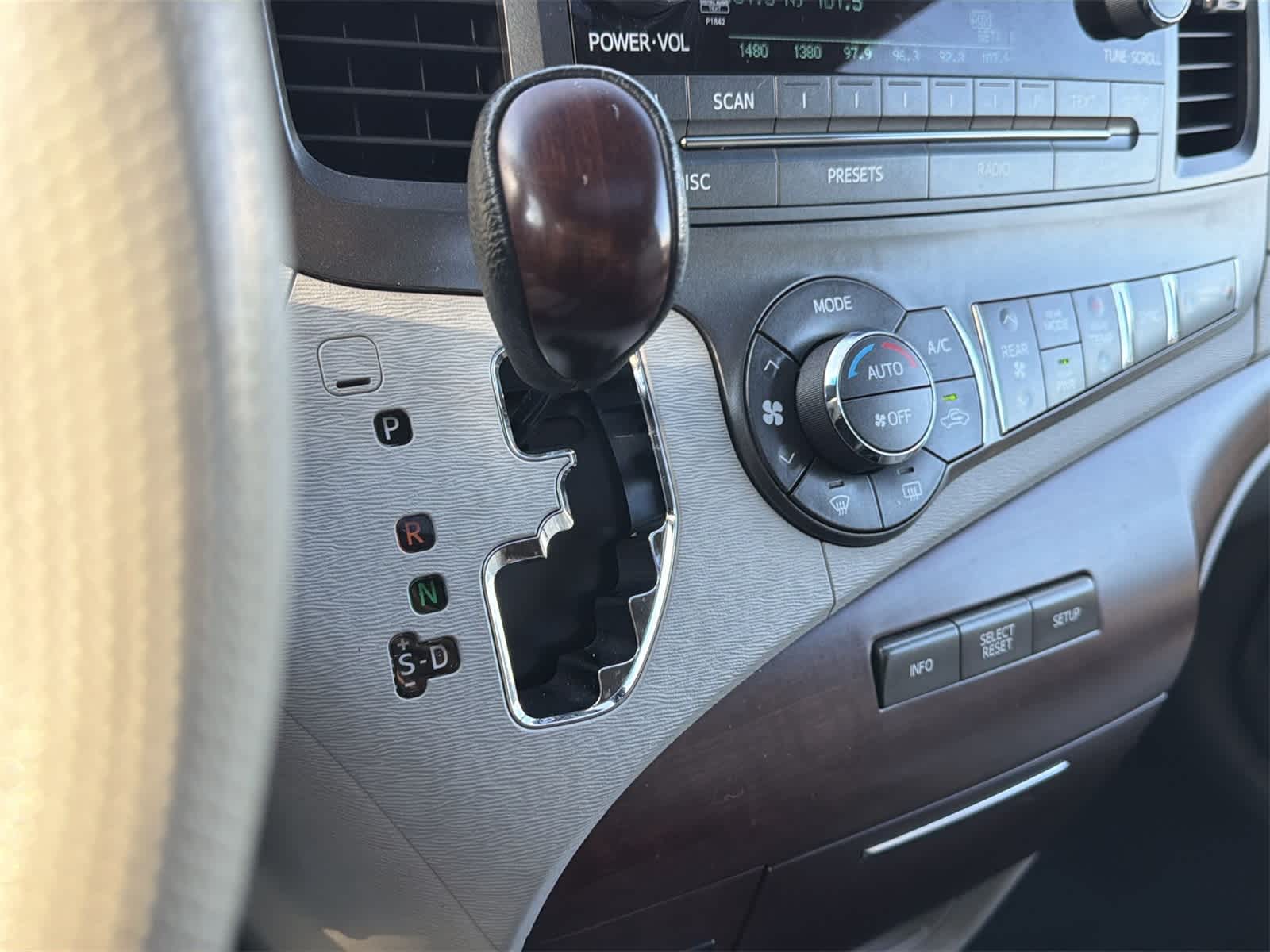 Thumbnail: 2013 Toyota Sienna - 25