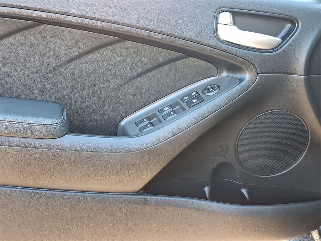 Thumbnail: 2018 Kia Forte - 16