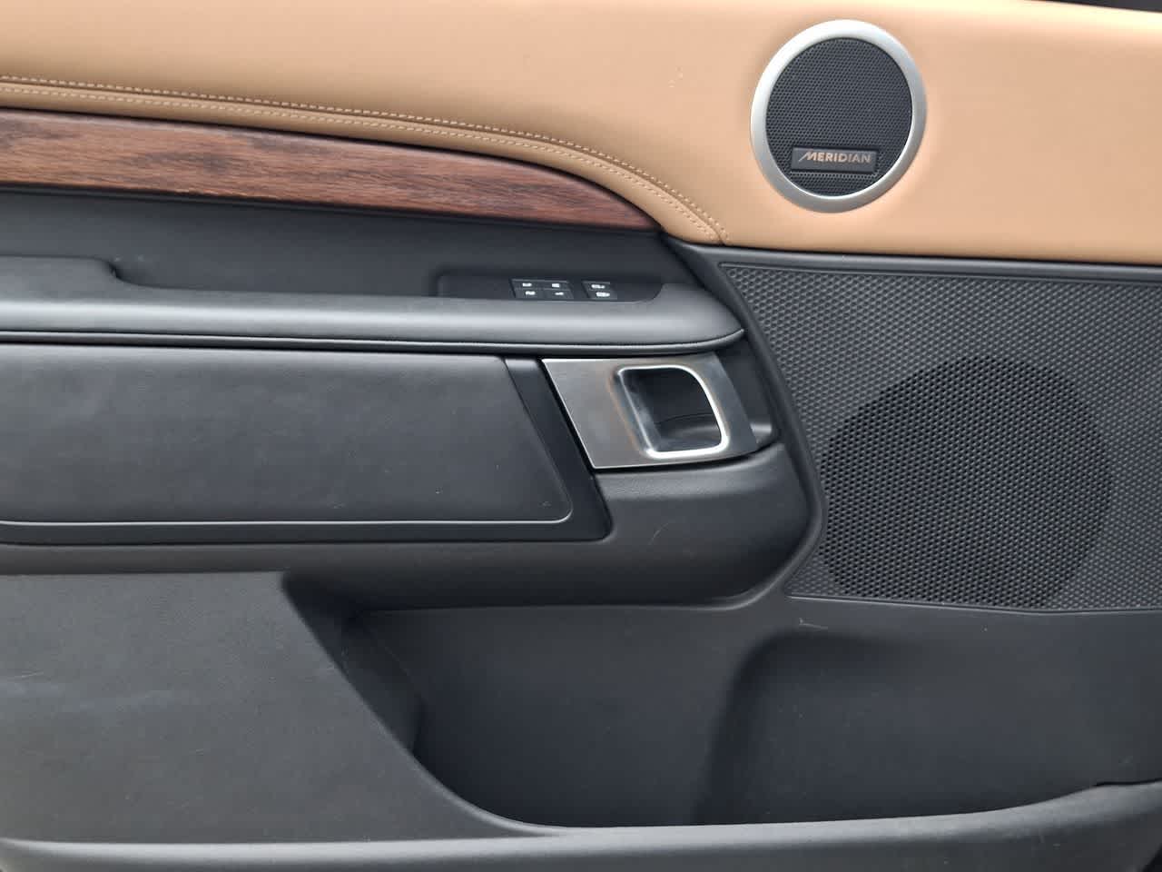 Thumbnail: 2023 Land Rover Discovery - 15