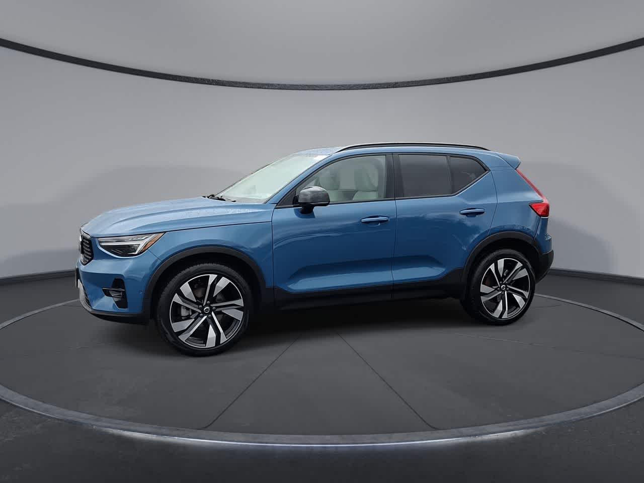 Thumbnail: 2025 Volvo XC40 - 4