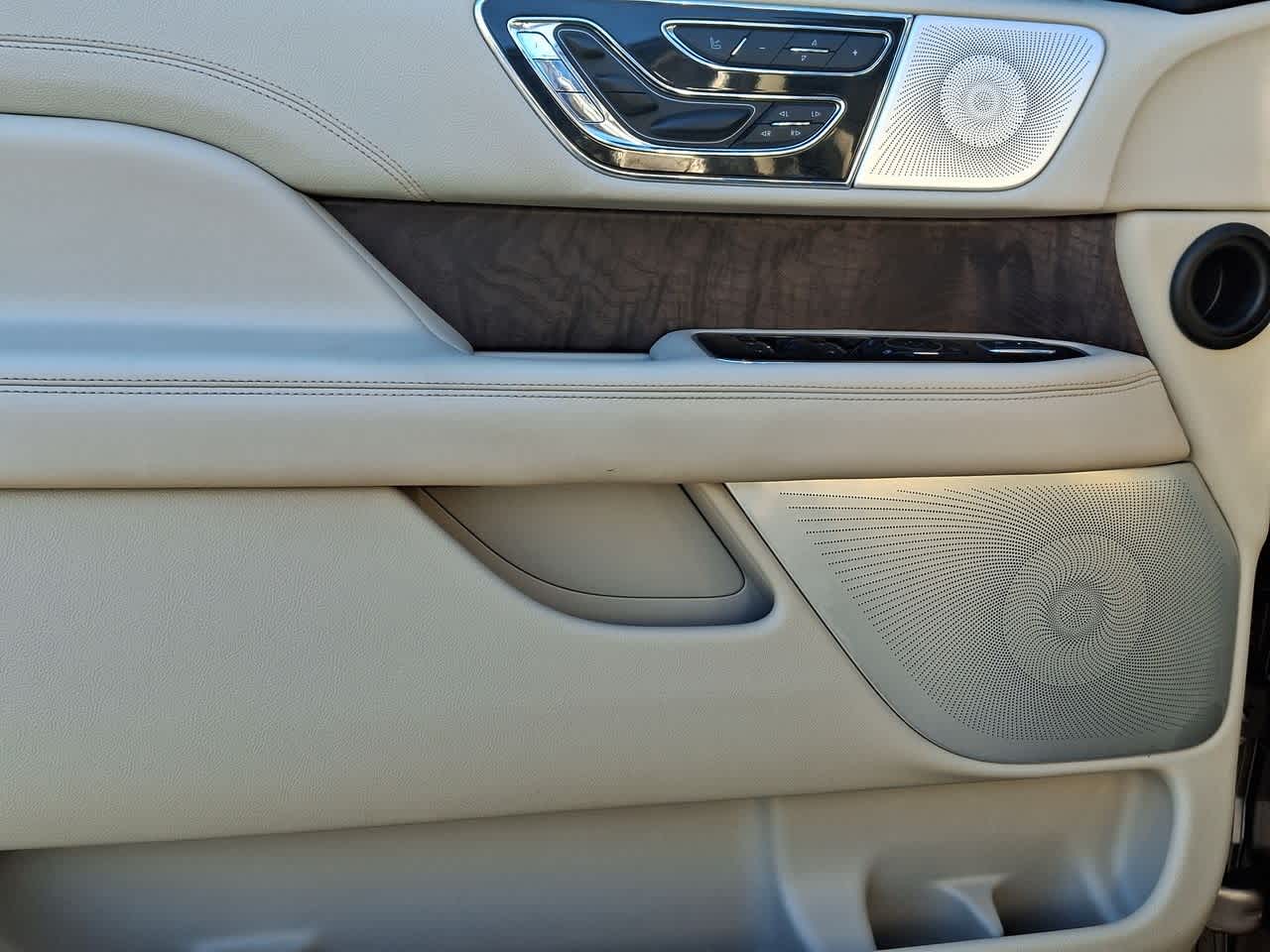 Thumbnail: 2019 Lincoln Navigator - 16