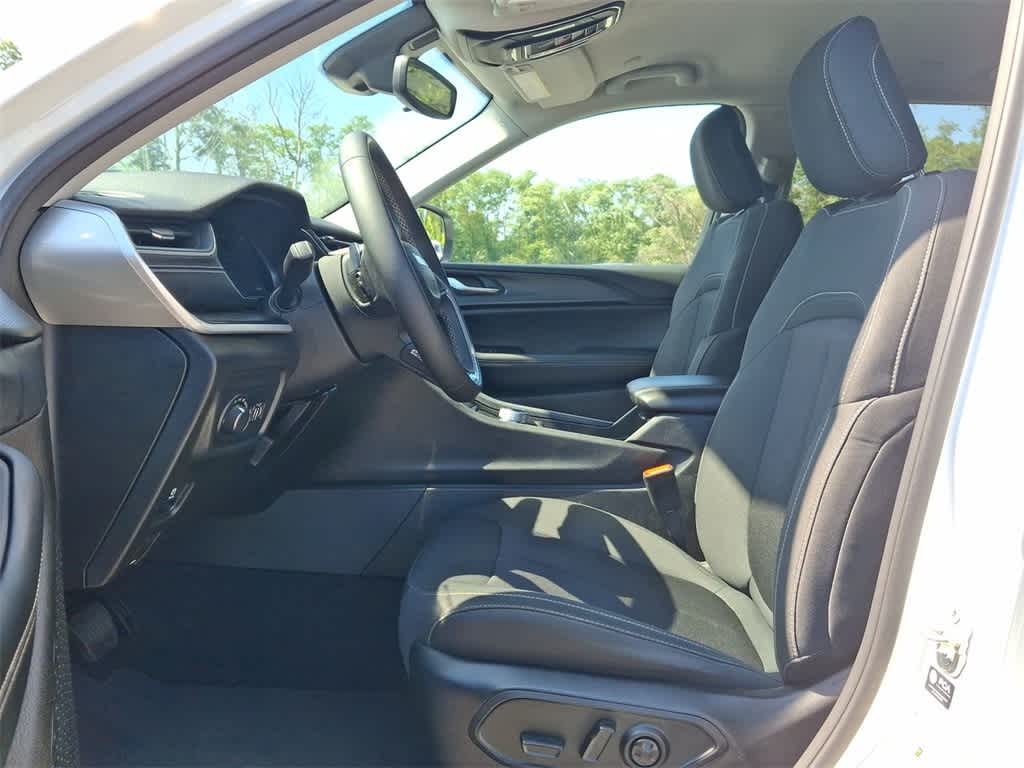 Thumbnail: 2023 Jeep Grand Cherokee - 17