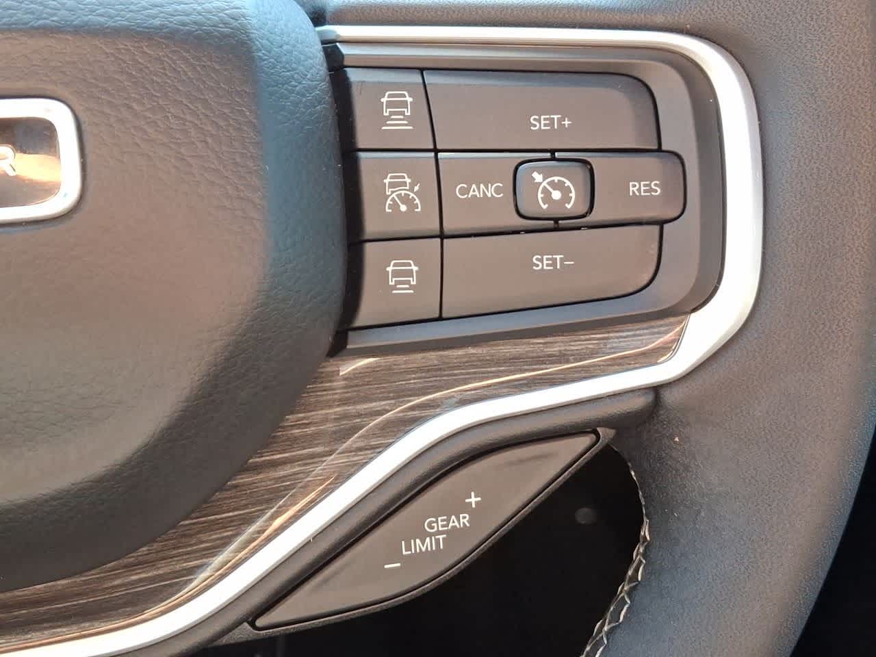 Thumbnail: 2022 Jeep Wagoneer - 24