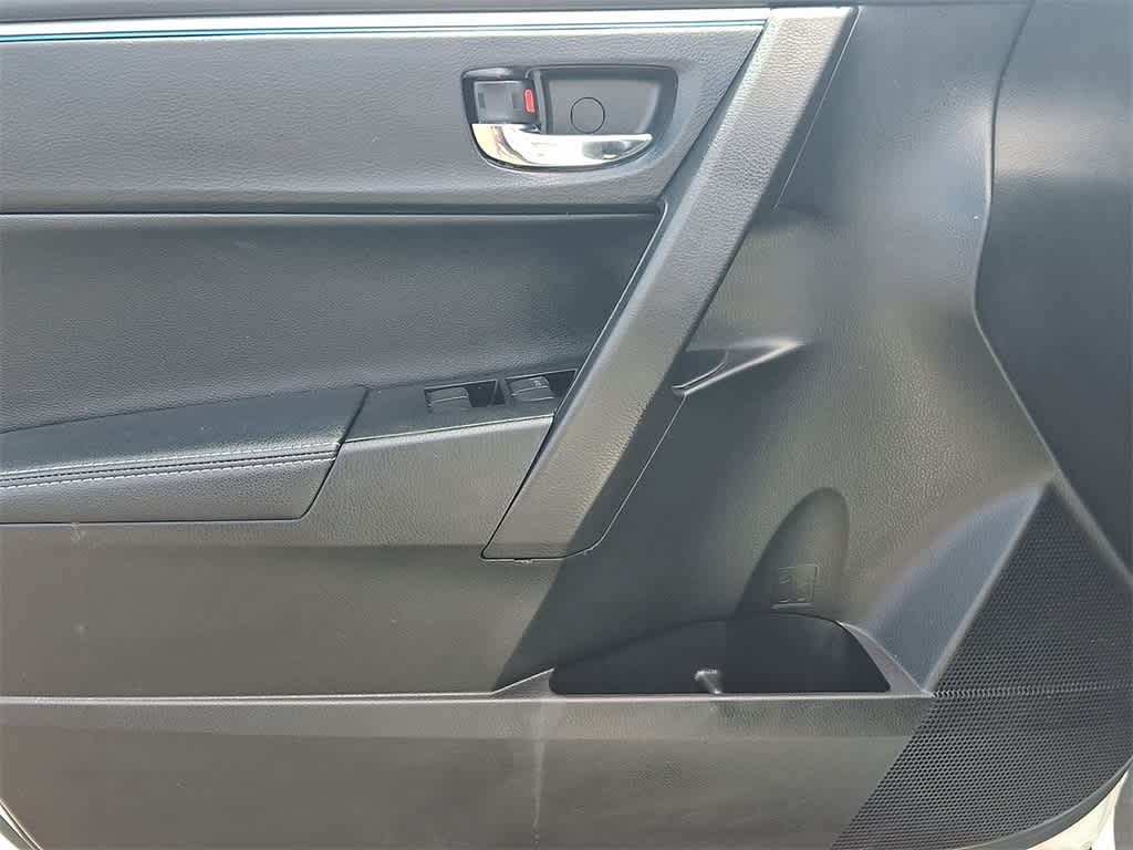 Thumbnail: 2015 Toyota Corolla - 16