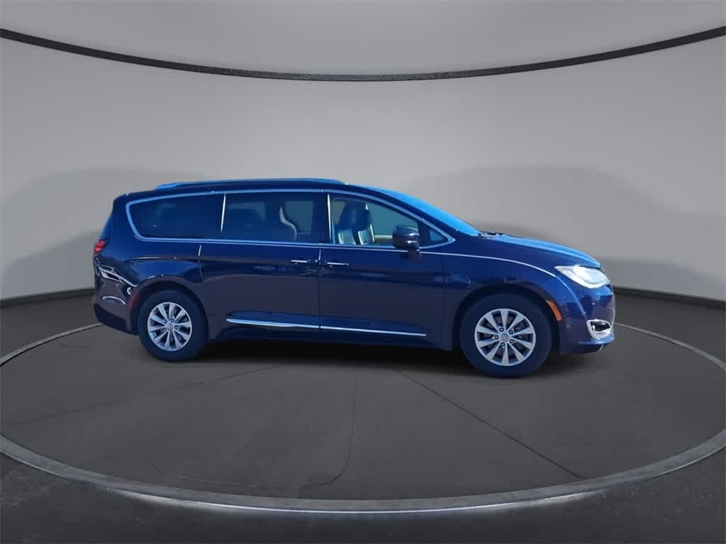 Thumbnail: 2019 Chrysler Pacifica - 9