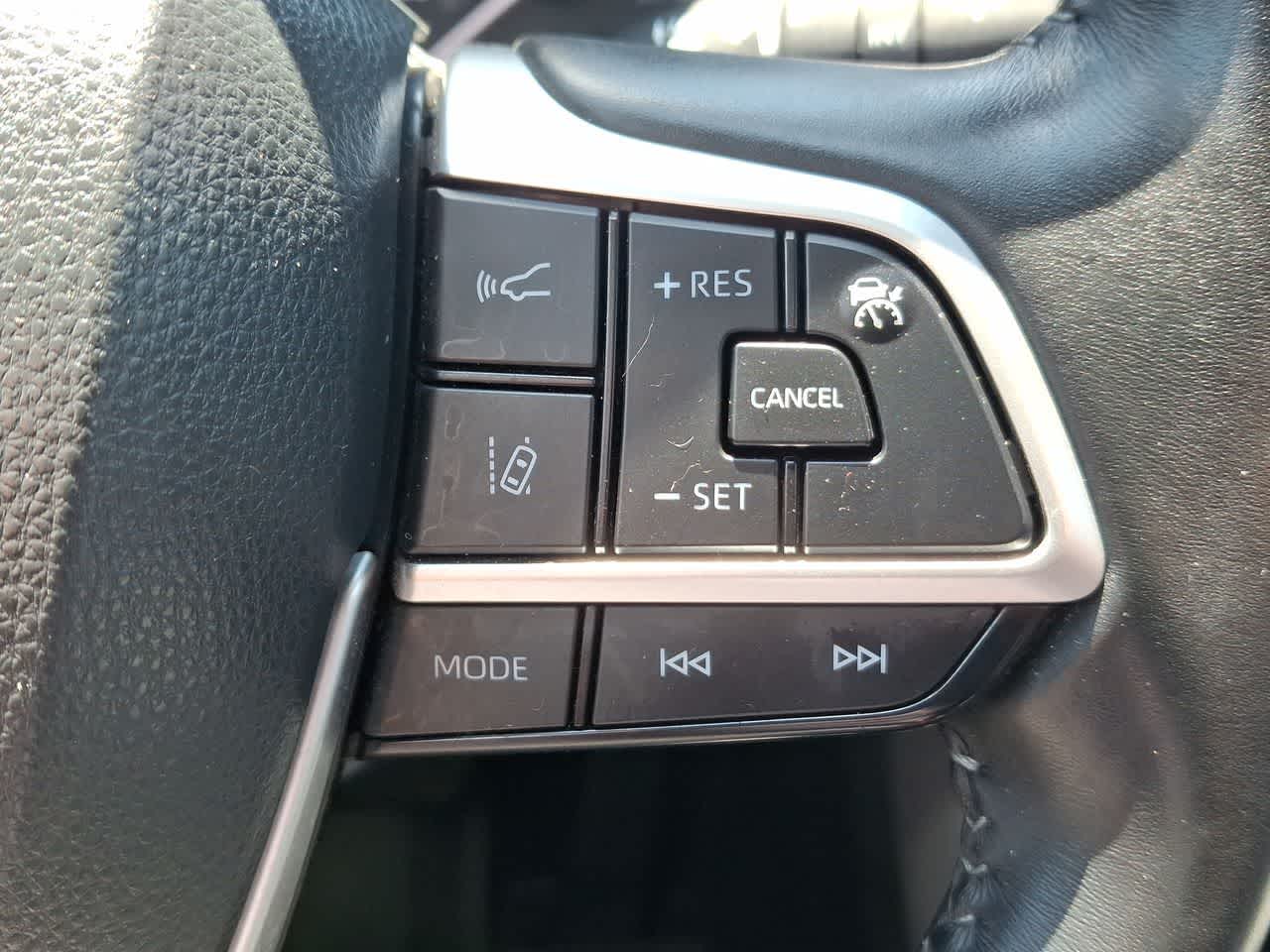 Thumbnail: 2023 Toyota Highlander - 24