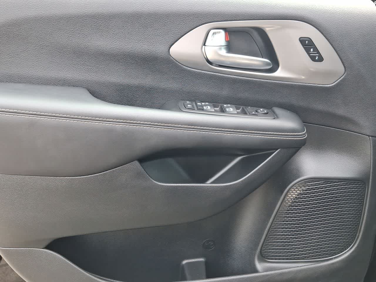 Thumbnail: 2025 Chrysler Pacifica - 16