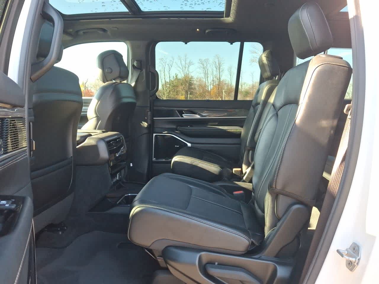 Thumbnail: 2022 Jeep Wagoneer - 26