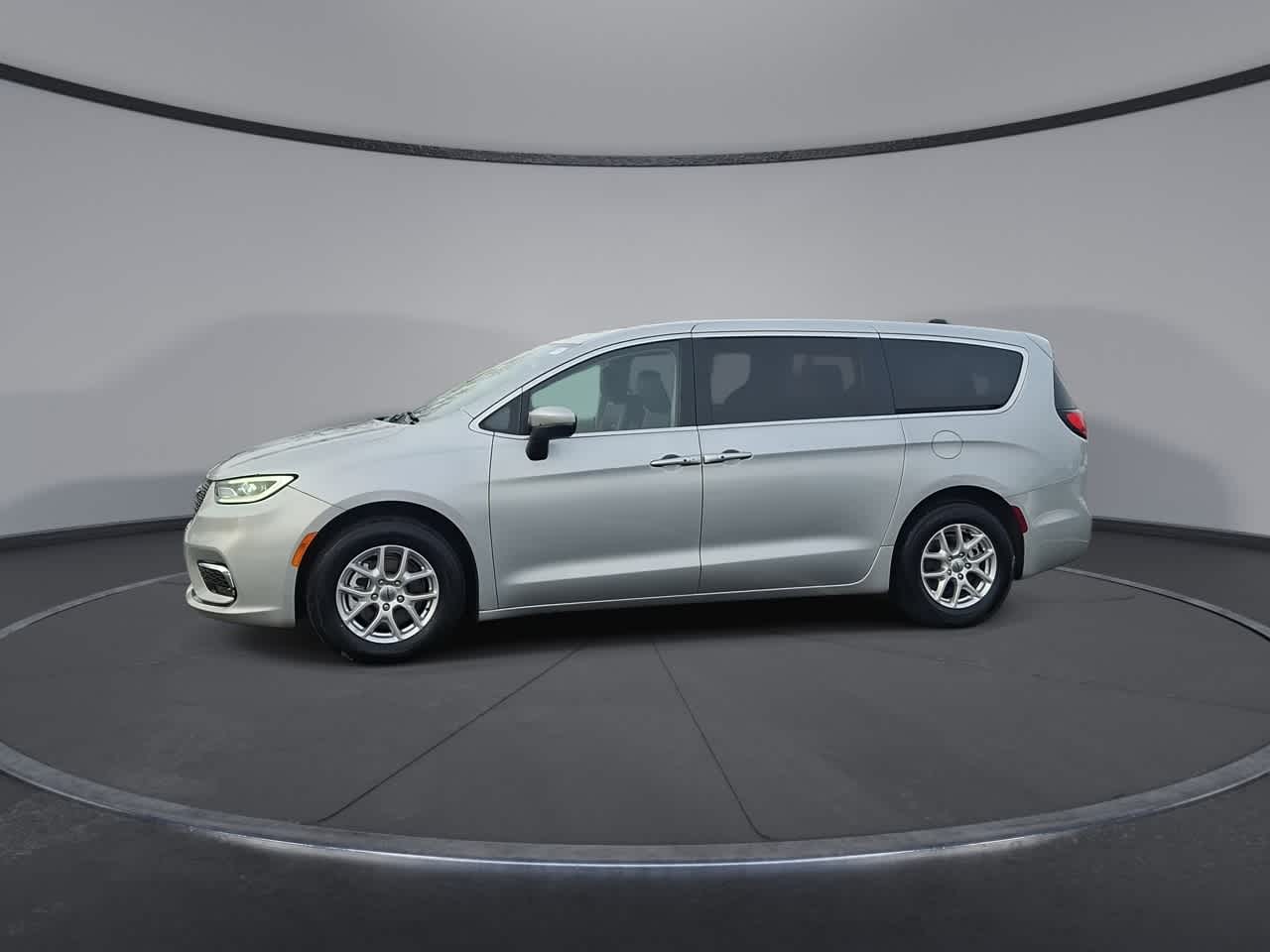 Thumbnail: 2023 Chrysler Pacifica - 4
