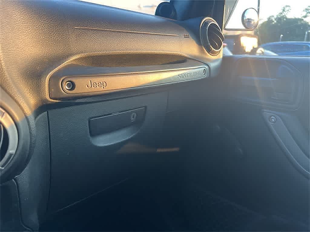 Thumbnail: 2012 Jeep Wrangler - 21