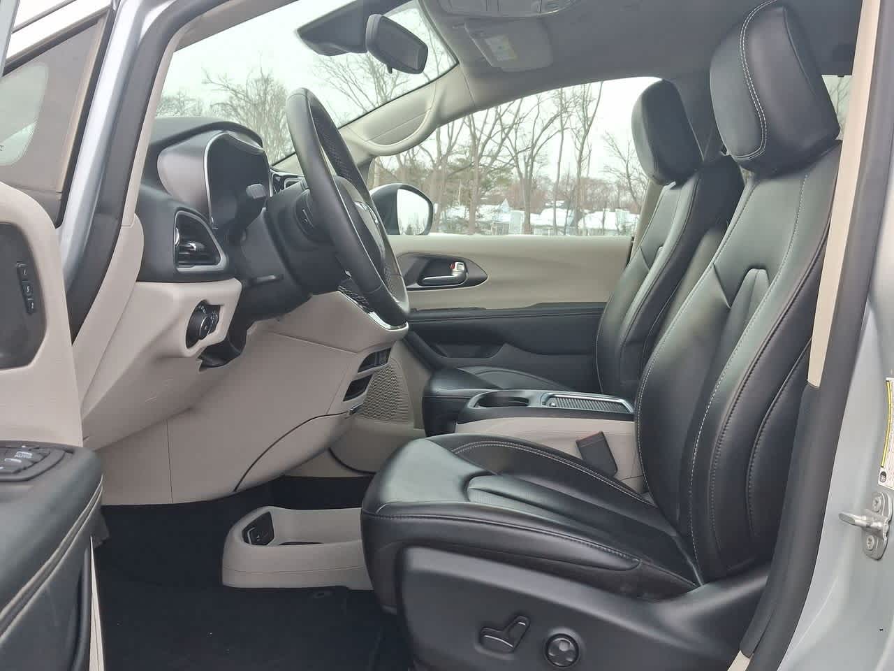 Thumbnail: 2023 Chrysler Pacifica - 17