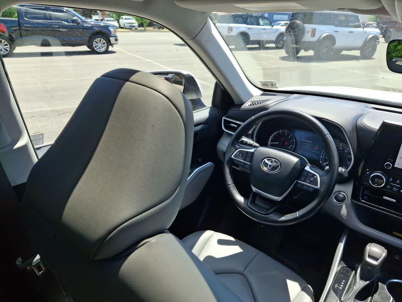 Thumbnail: 2023 Toyota Highlander - 15