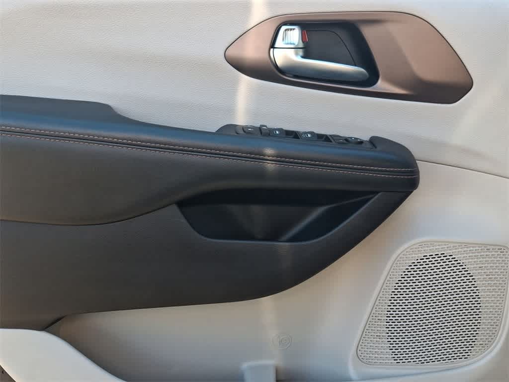 Thumbnail: 2019 Chrysler Pacifica - 16