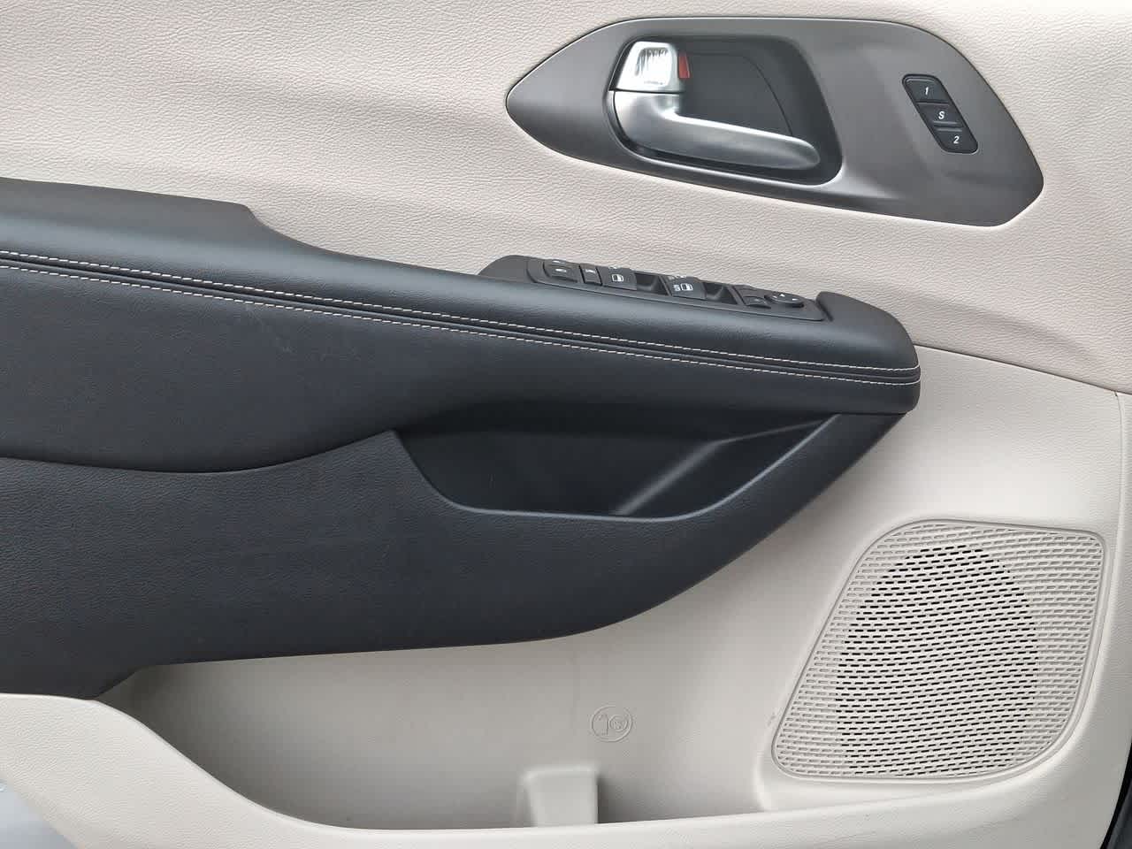 Thumbnail: 2023 Chrysler Pacifica - 16