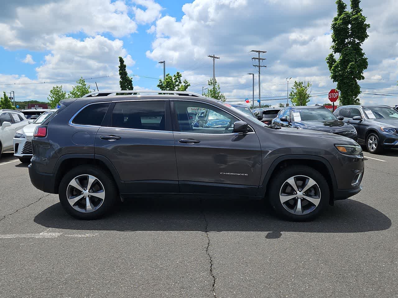 Thumbnail: 2019 Jeep Cherokee - 32