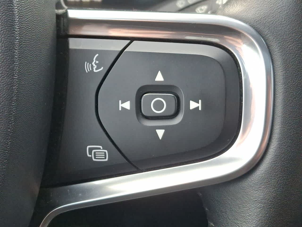 Thumbnail: 2020 Volvo XC40 - 24