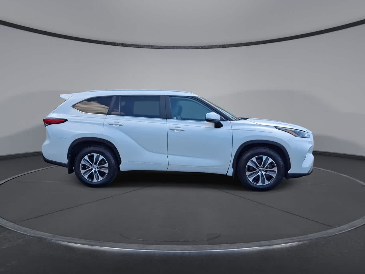 Thumbnail: 2023 Toyota Highlander - 9