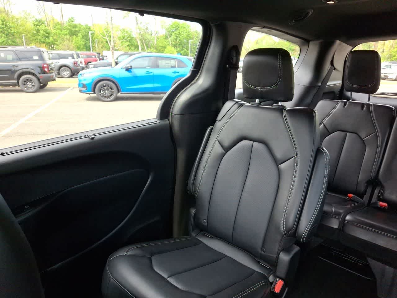 Thumbnail: 2025 Chrysler Pacifica - 12
