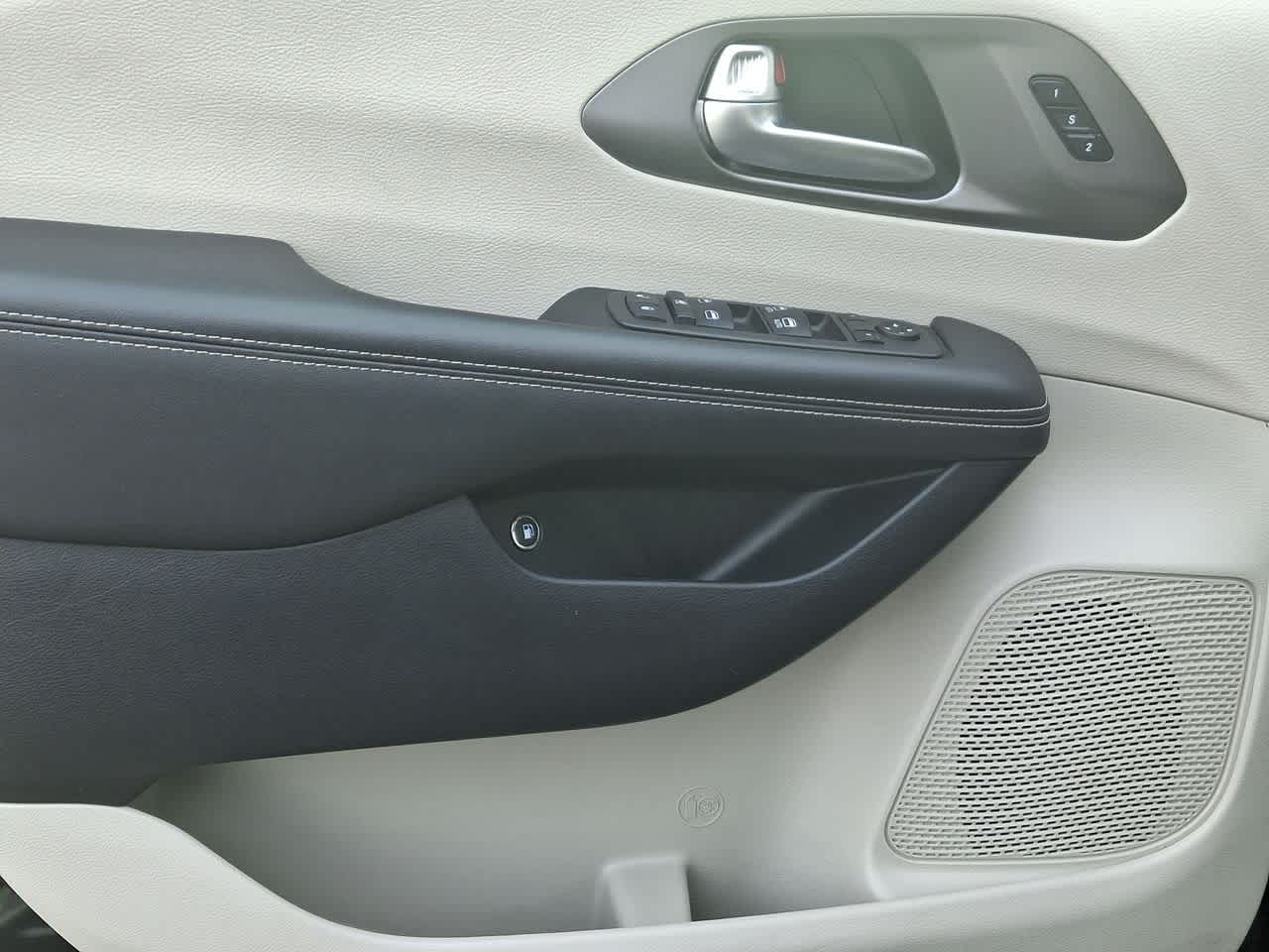 Thumbnail: 2024 Chrysler Pacifica - 16