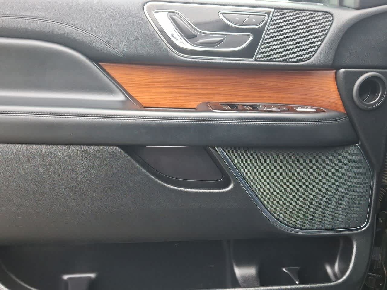 Thumbnail: 2019 Lincoln Navigator L - 16