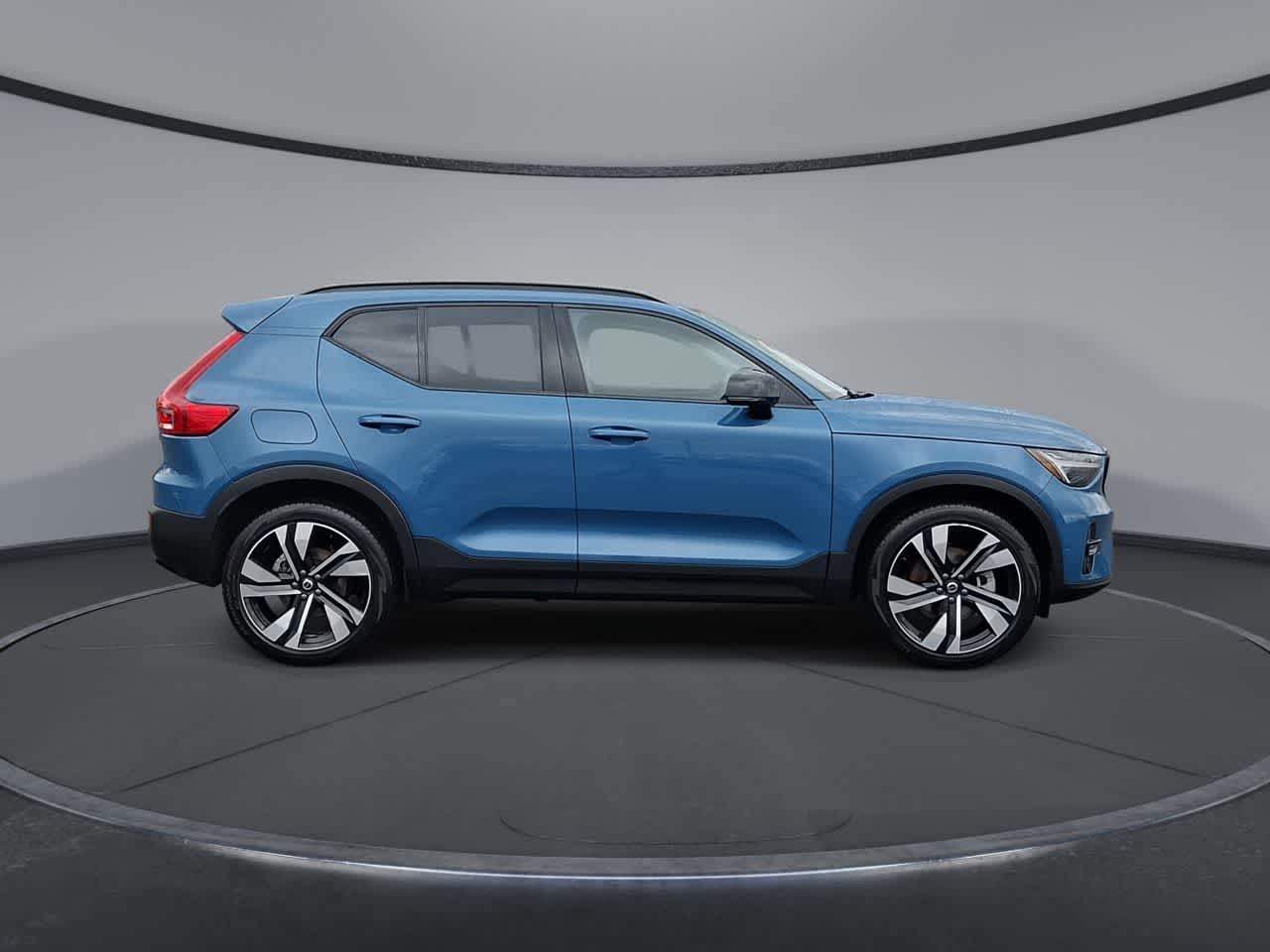 Thumbnail: 2025 Volvo XC40 - 9