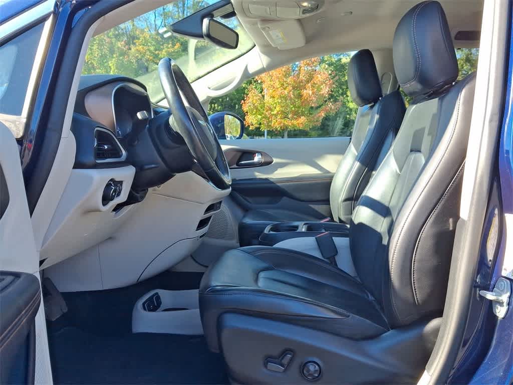 Thumbnail: 2019 Chrysler Pacifica - 17