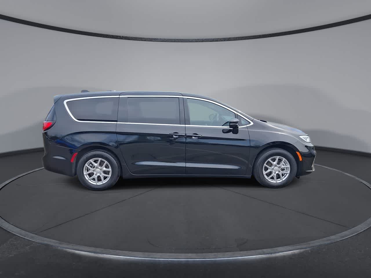 Thumbnail: 2025 Chrysler Pacifica - 9