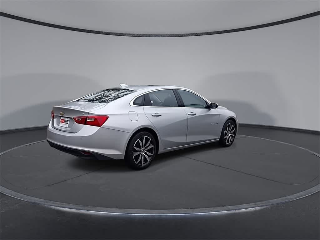 Thumbnail: 2017 Chevrolet Malibu - 8