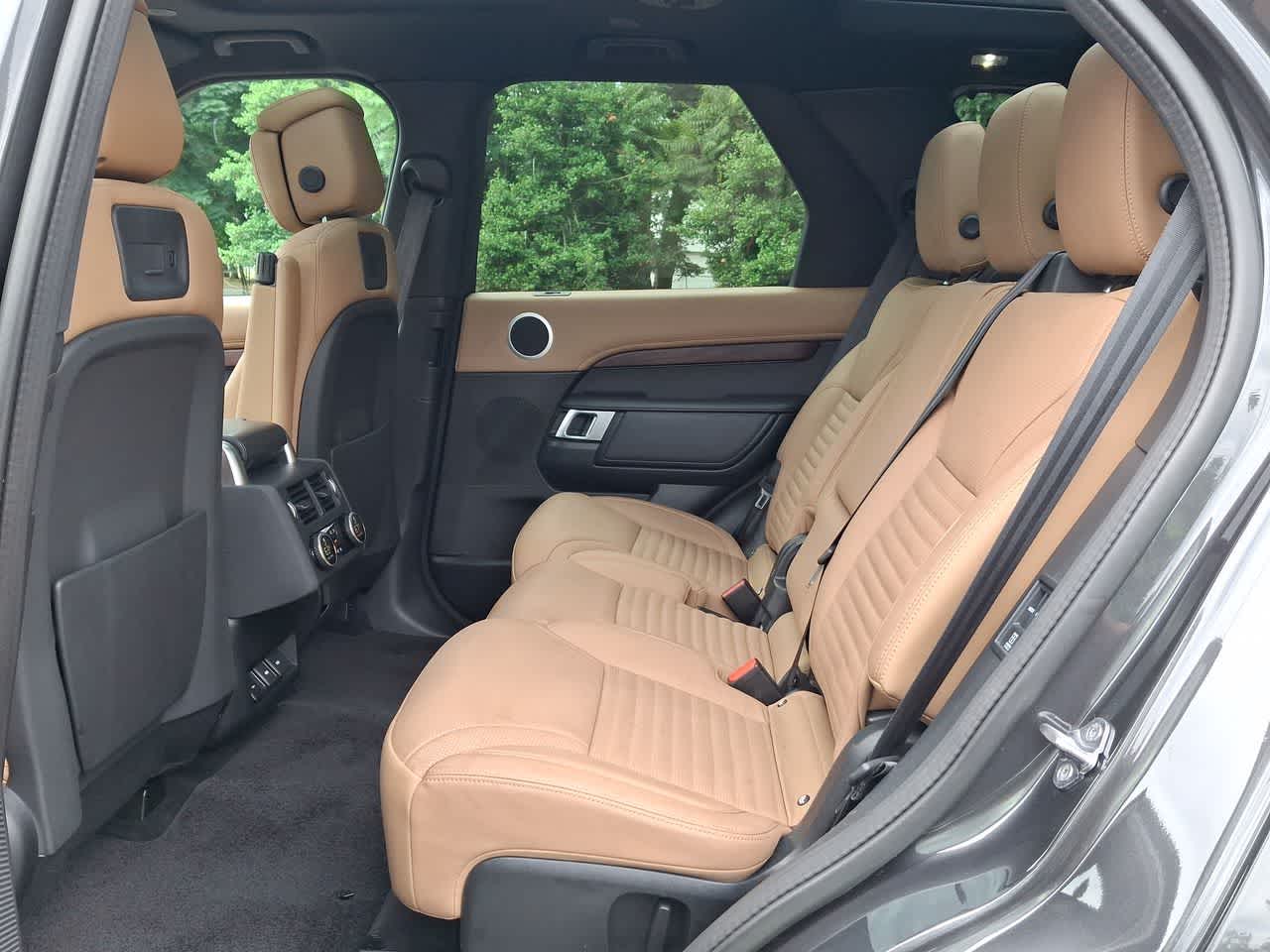 Thumbnail: 2023 Land Rover Discovery - 25