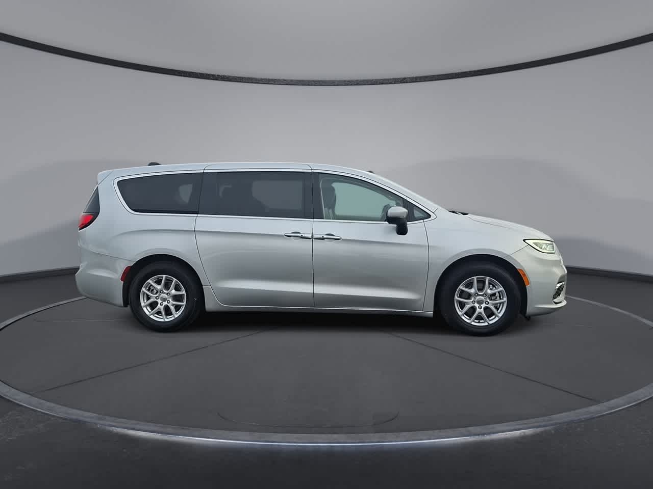 Thumbnail: 2023 Chrysler Pacifica - 9
