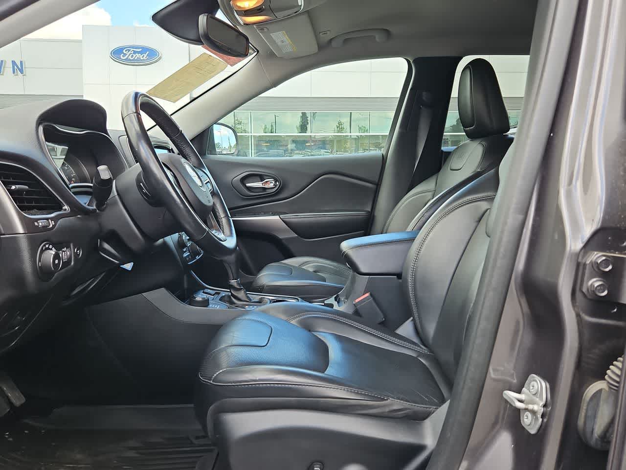 Thumbnail: 2019 Jeep Cherokee - 17