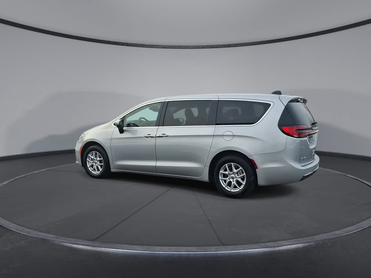 Thumbnail: 2023 Chrysler Pacifica - 6