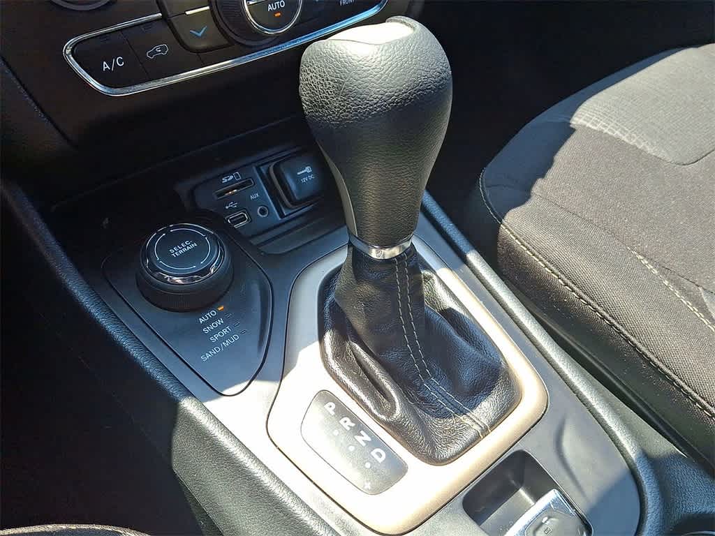Thumbnail: 2016 Jeep Cherokee - 12