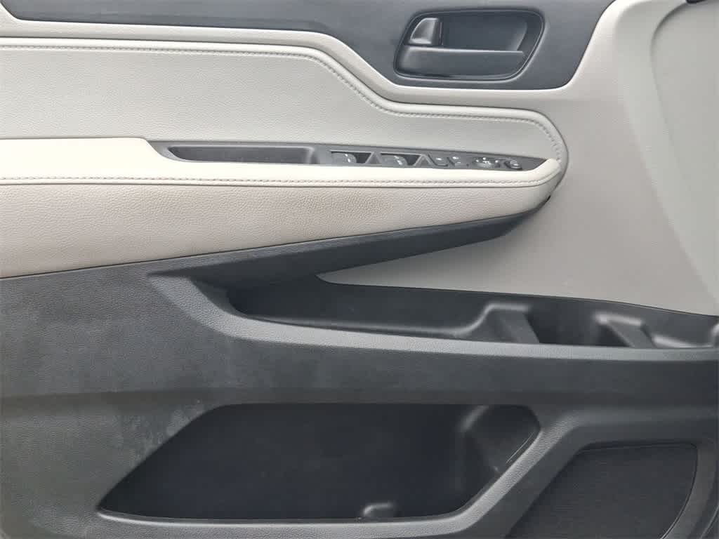 Thumbnail: 2019 Honda Odyssey - 16